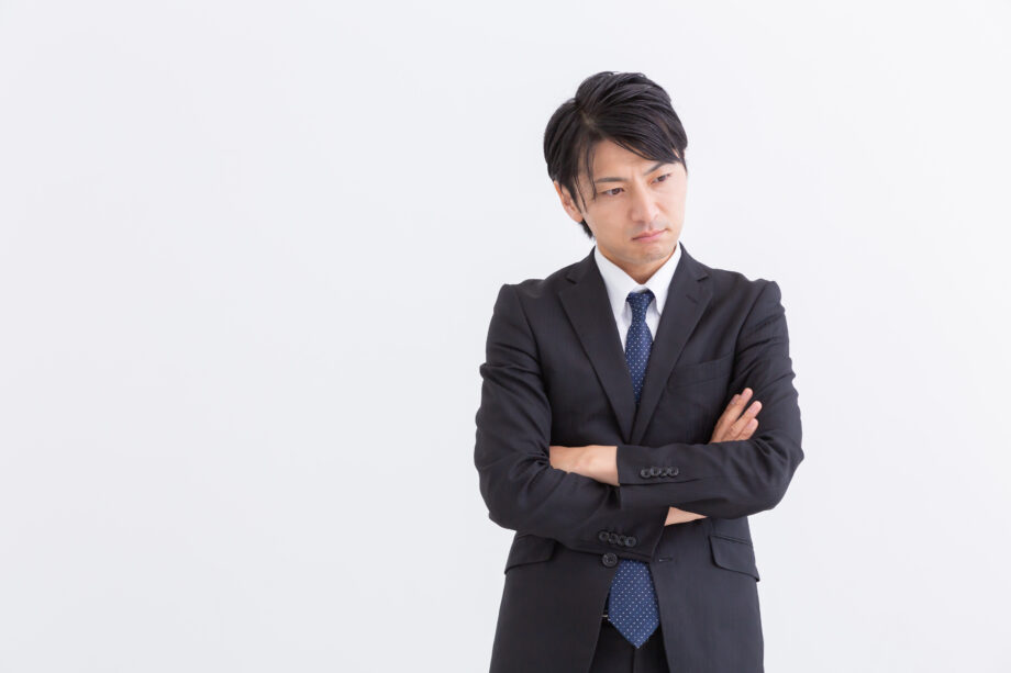 悩む男性